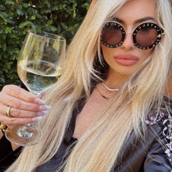 Meet your Posher, Cait - Picture 1 of 3